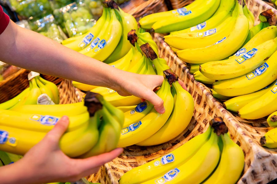 Mitarbeiter sortiert Bananen